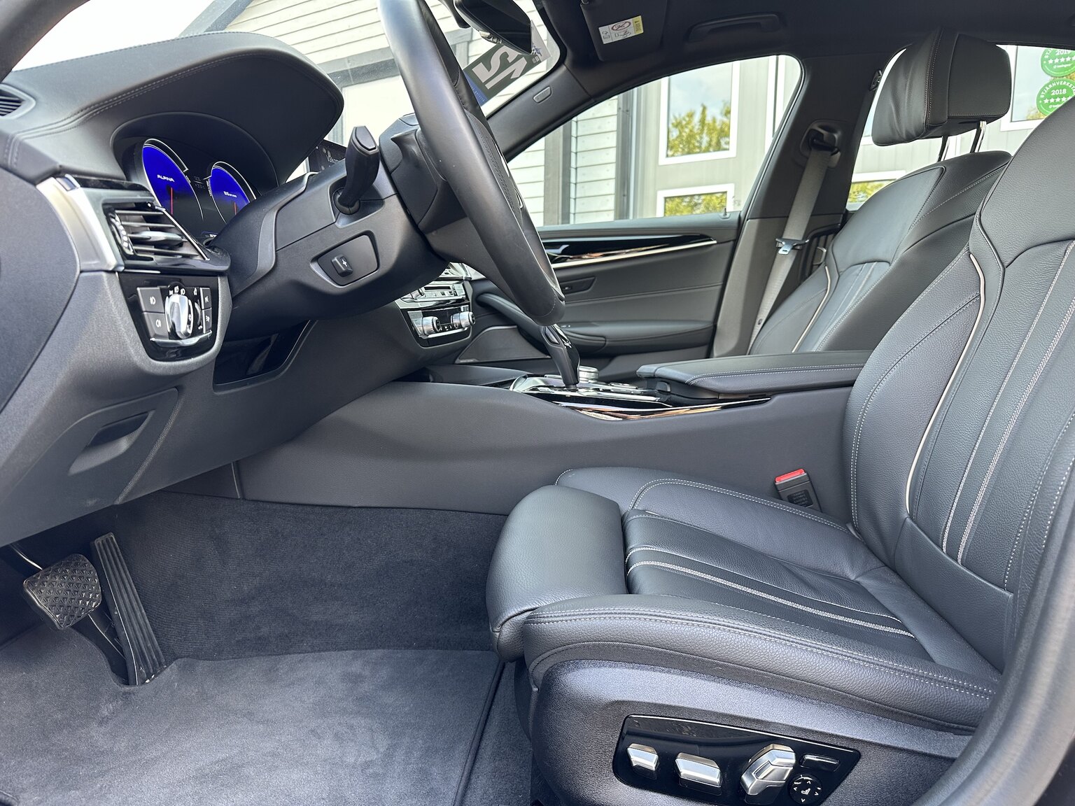 Innenraumfoto von 2019 ALPINA B5 S Bi-Turbo Sedan ALLRAD