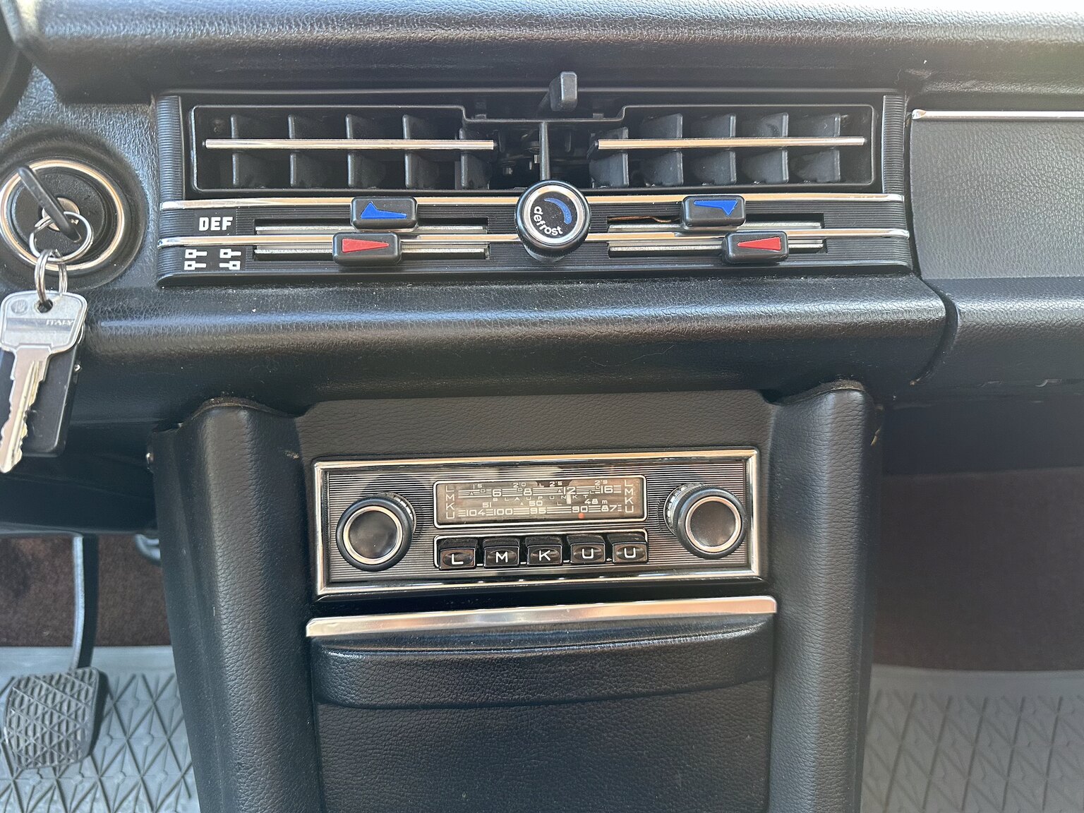 Innenraumfoto von 1975 Mercedes Benz 200