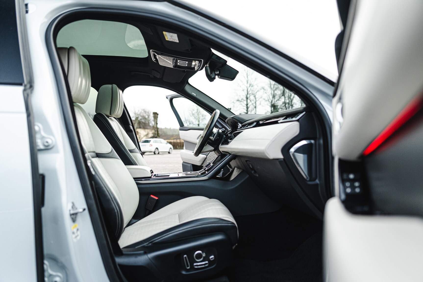 Interior image of 2018 Range Rover Velar D300 AWD HSE