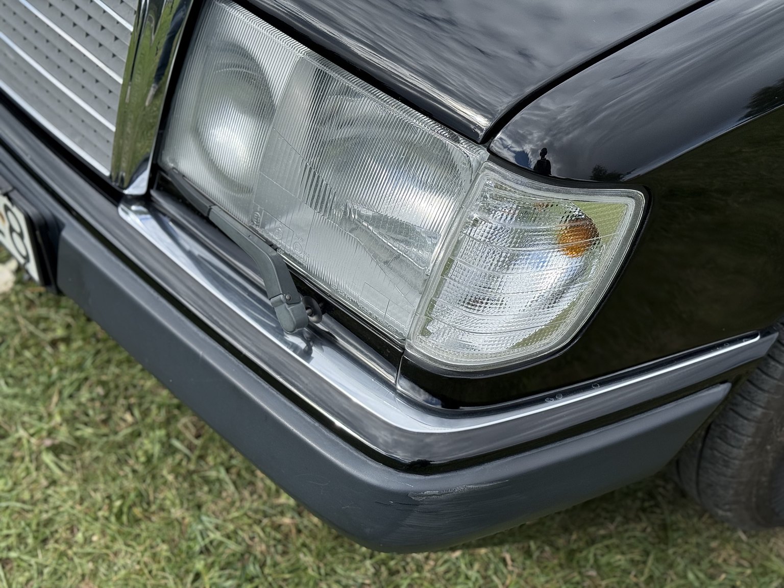 Exterior image of 1990 Mercedes-Benz 300CE-24