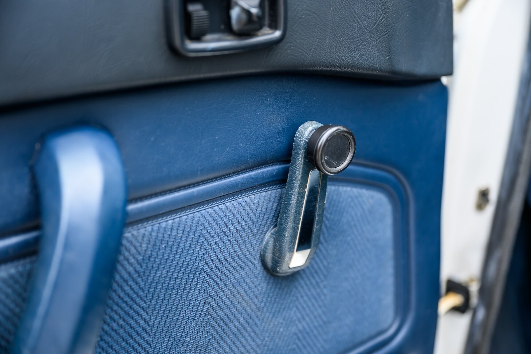 Interior image of 1986 BMW 520i