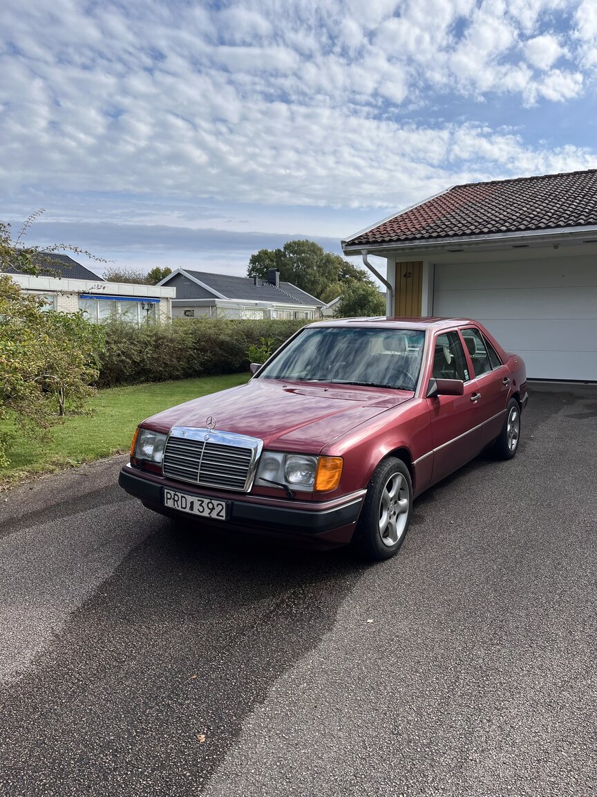 Exterior image of 1990 Mercedes-Benz 230 E