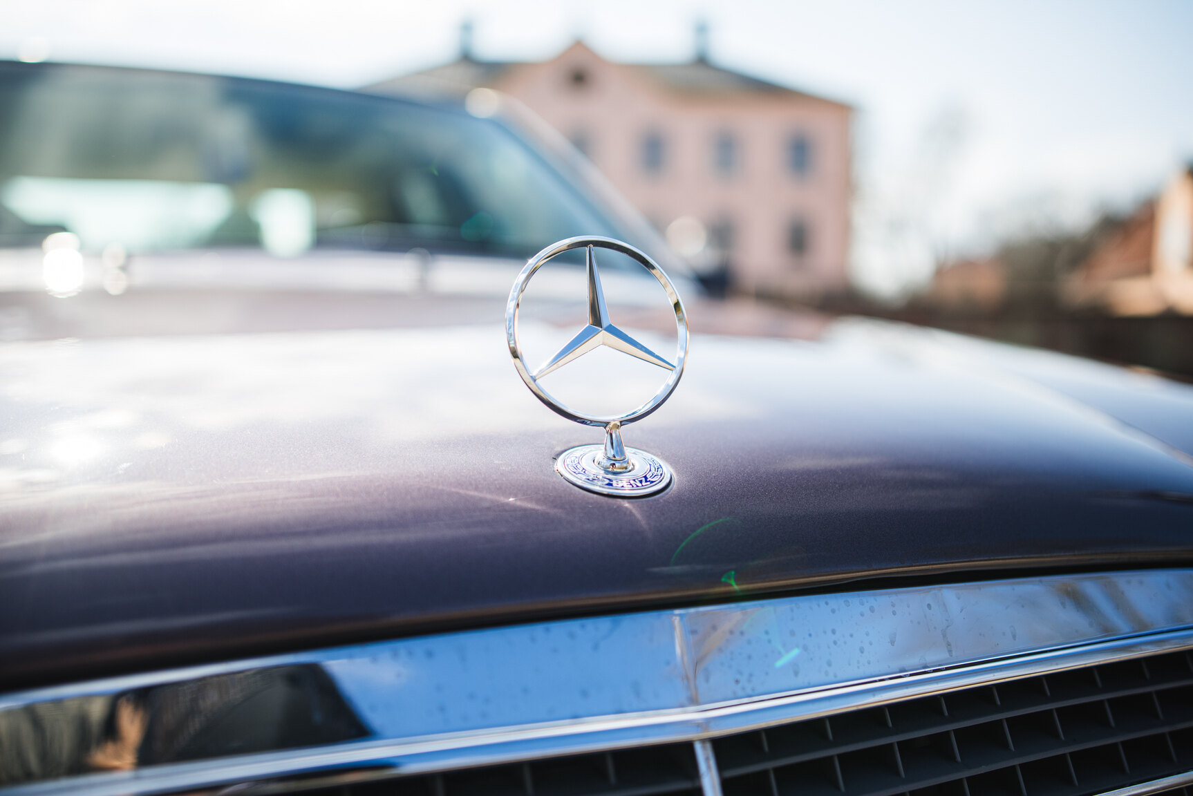 Exterior image of 1993 Mercedes-Benz E 220
