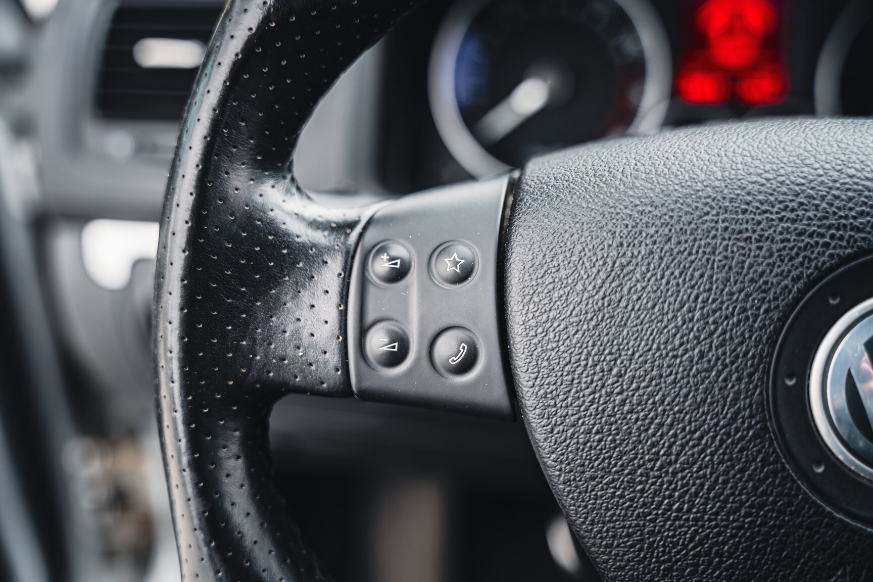 Innenraumfoto von 2007 Volkswagen Golf R32 (15)