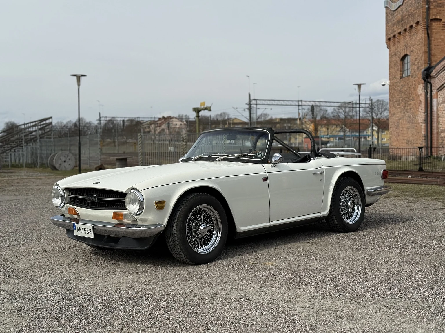 Exterior image of 1970 Triumph TR6 Hardtop  (2)