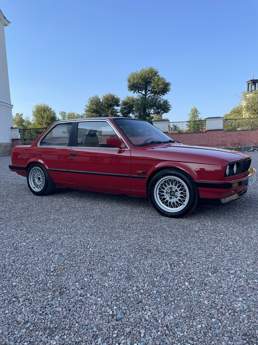 Exterior image of 1987 BMW 320i
