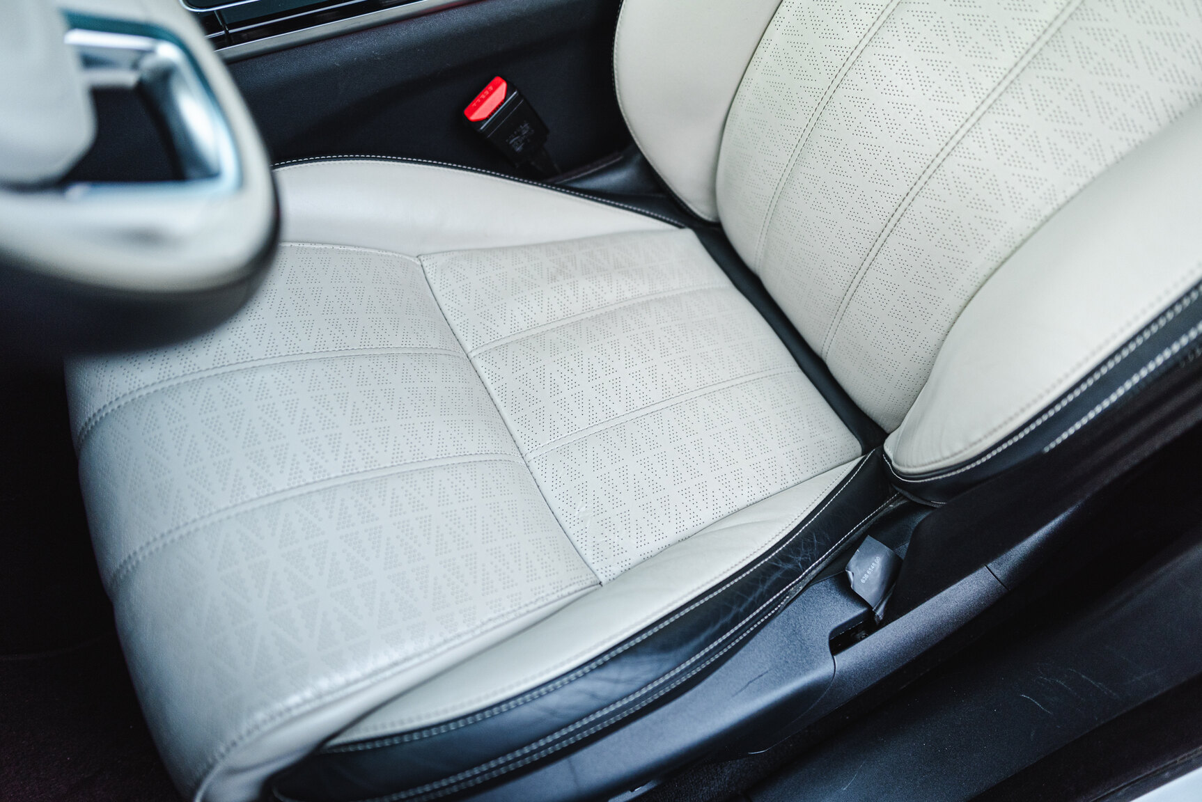 Interior image of 2018 Range Rover Velar D300 AWD HSE