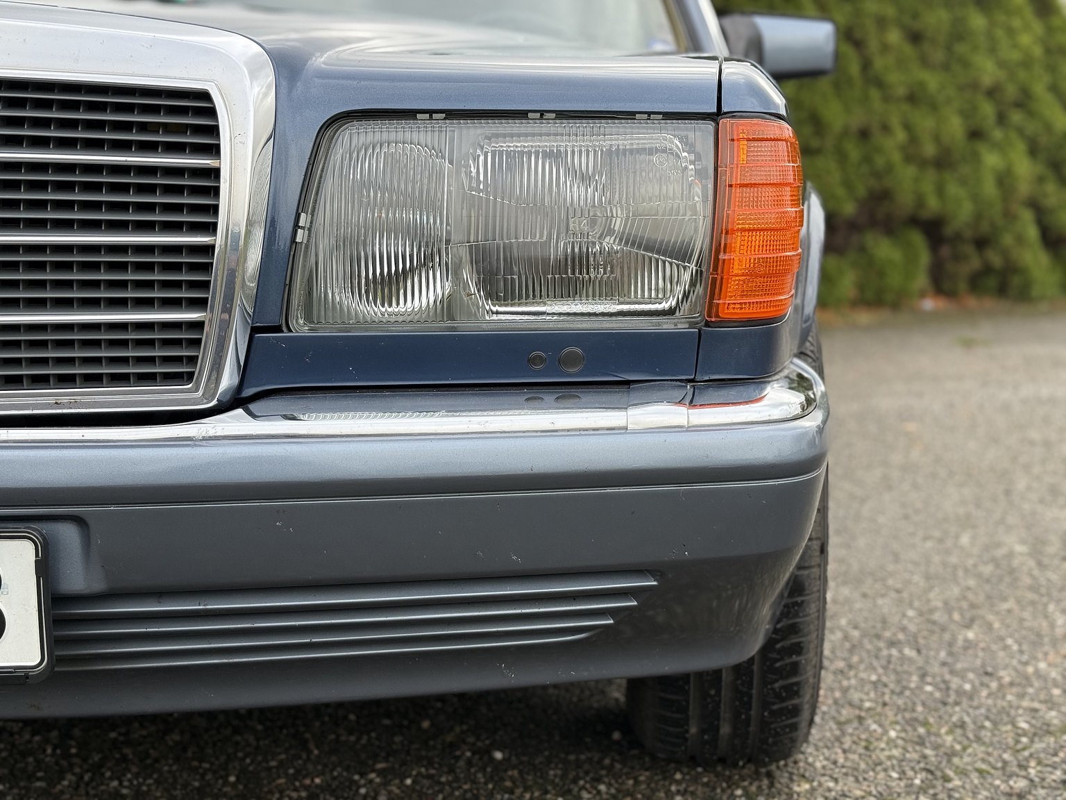 Exterior image of 1987 Mercedes-Benz 300 SE