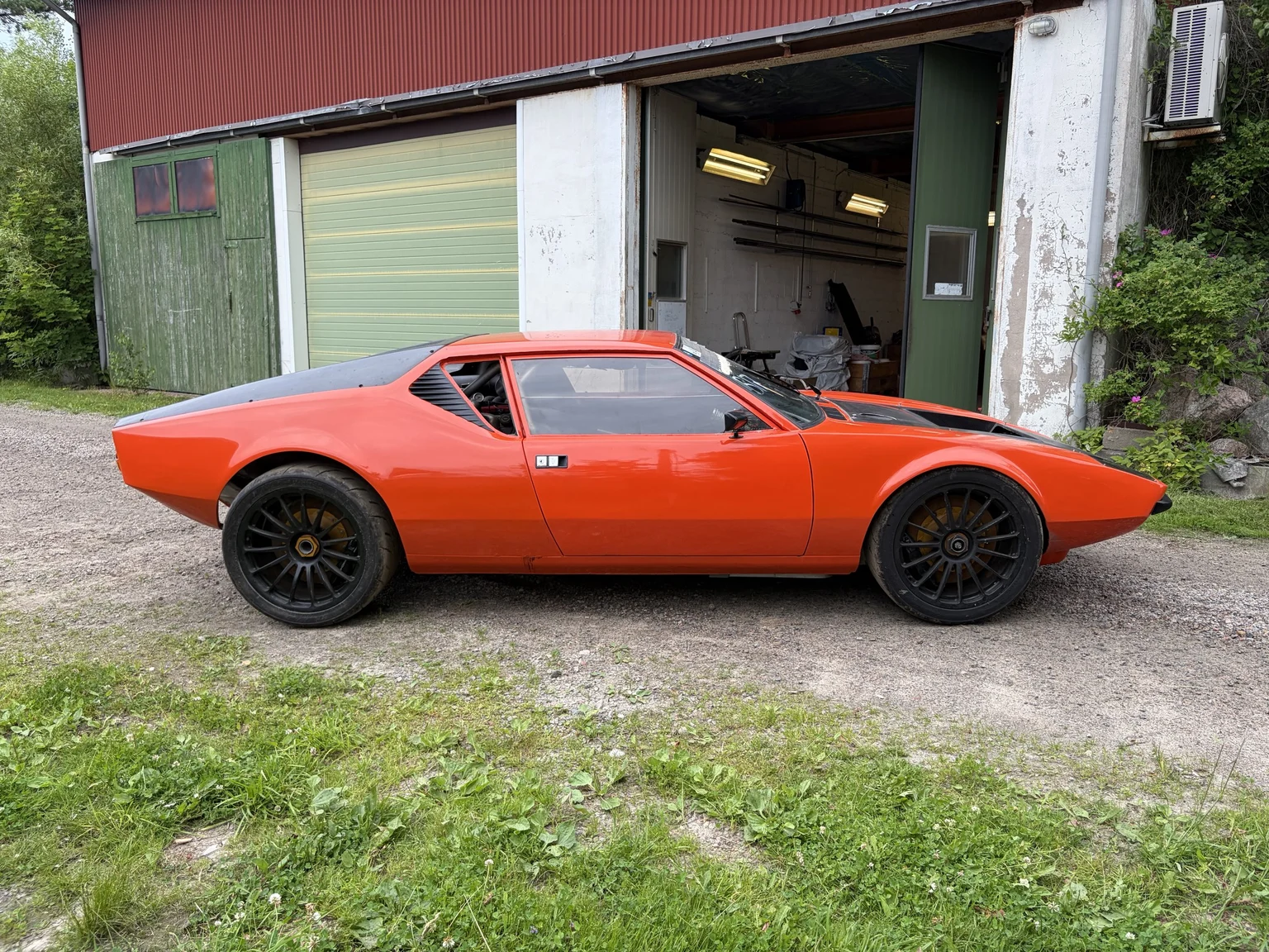 Exteriörbild på 1972 De Tomaso Pantera LS Restomod (36)