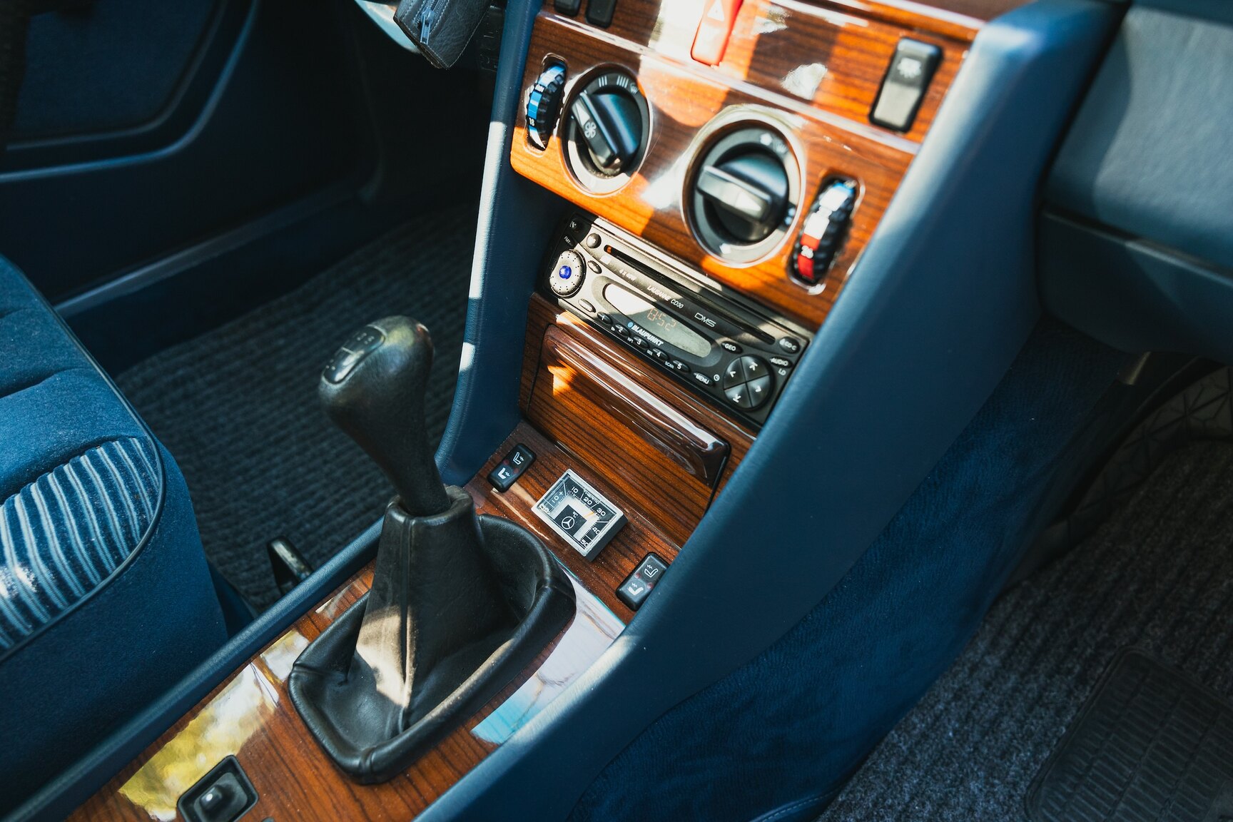 Innenraumfoto von 1987 Mercedes-Benz 230E