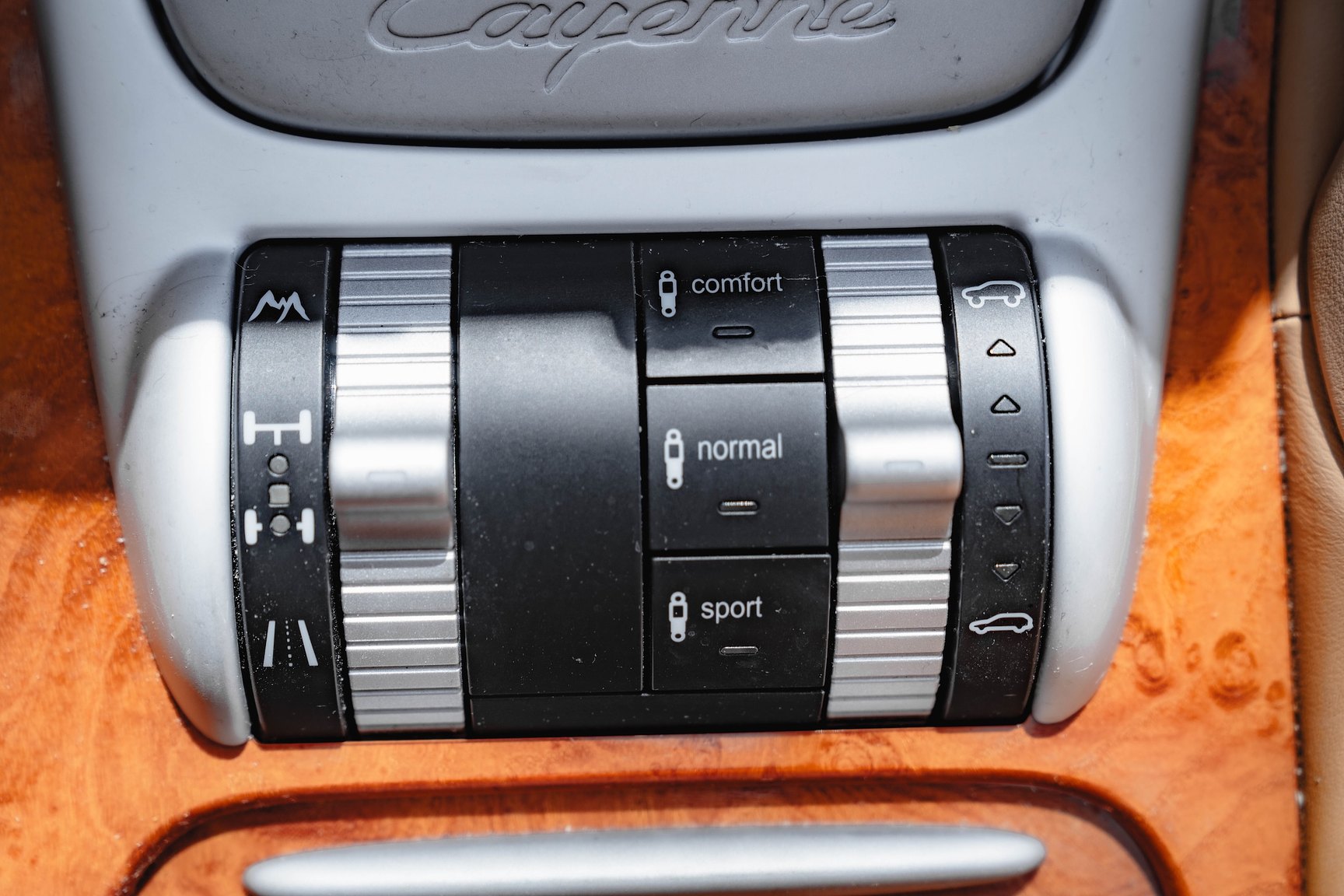 Interior image of 2005 Porsche Cayenne Turbo WLS
