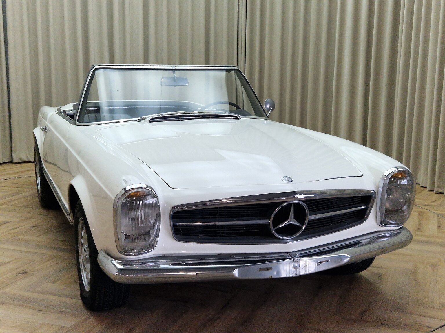 Exteriörbild på 1964 Mercedes-Benz 230SL Pagoda