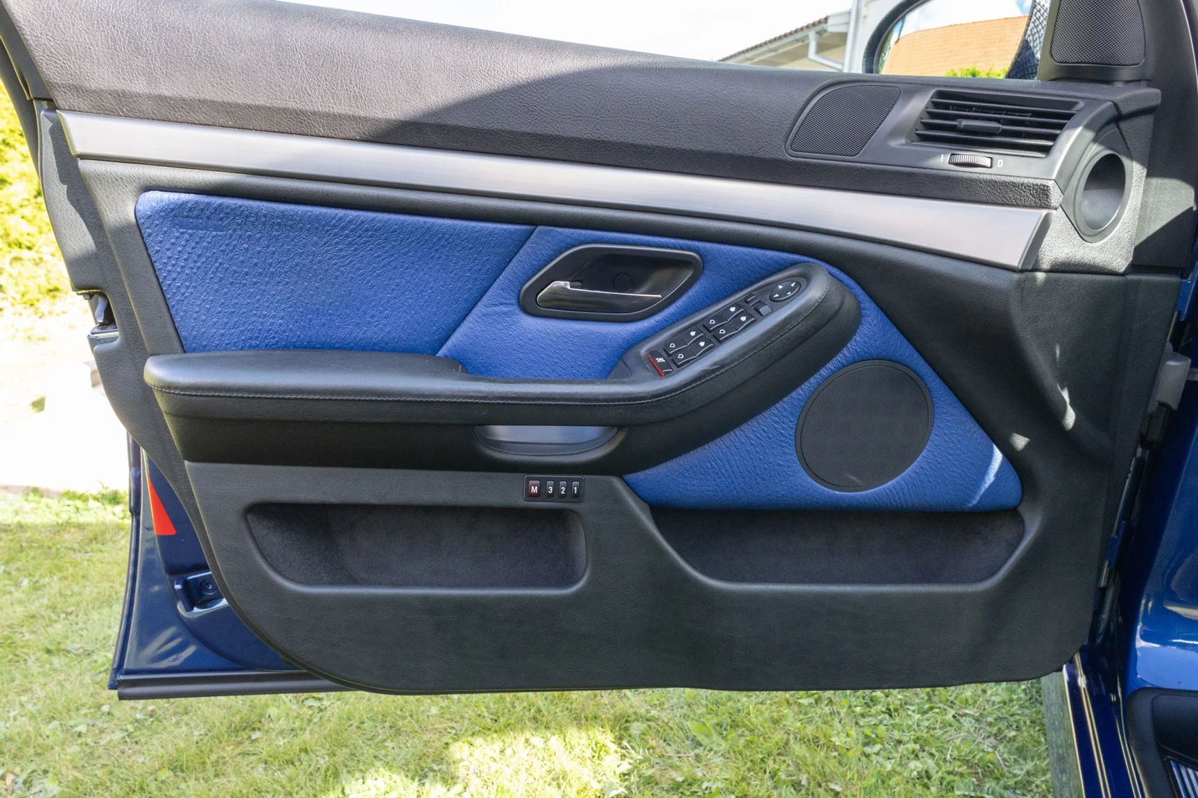 Interior image of 2002 BMW M5 E39 (49)