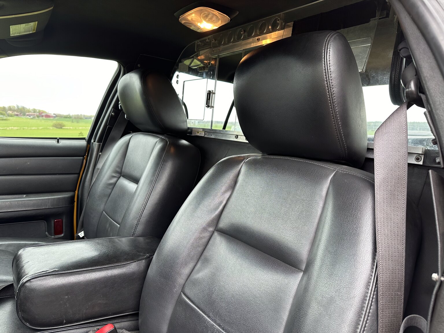 Innenraumfoto von 2011 Ford Crown Victoria New York Cab (3)