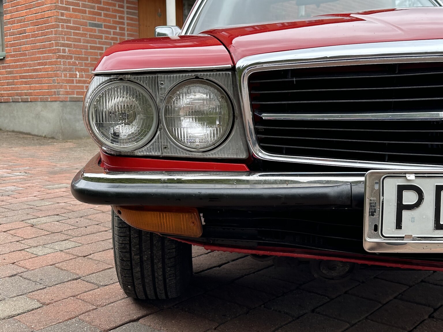 Exterior image of 1973 Mercedes-Benz 450 SL