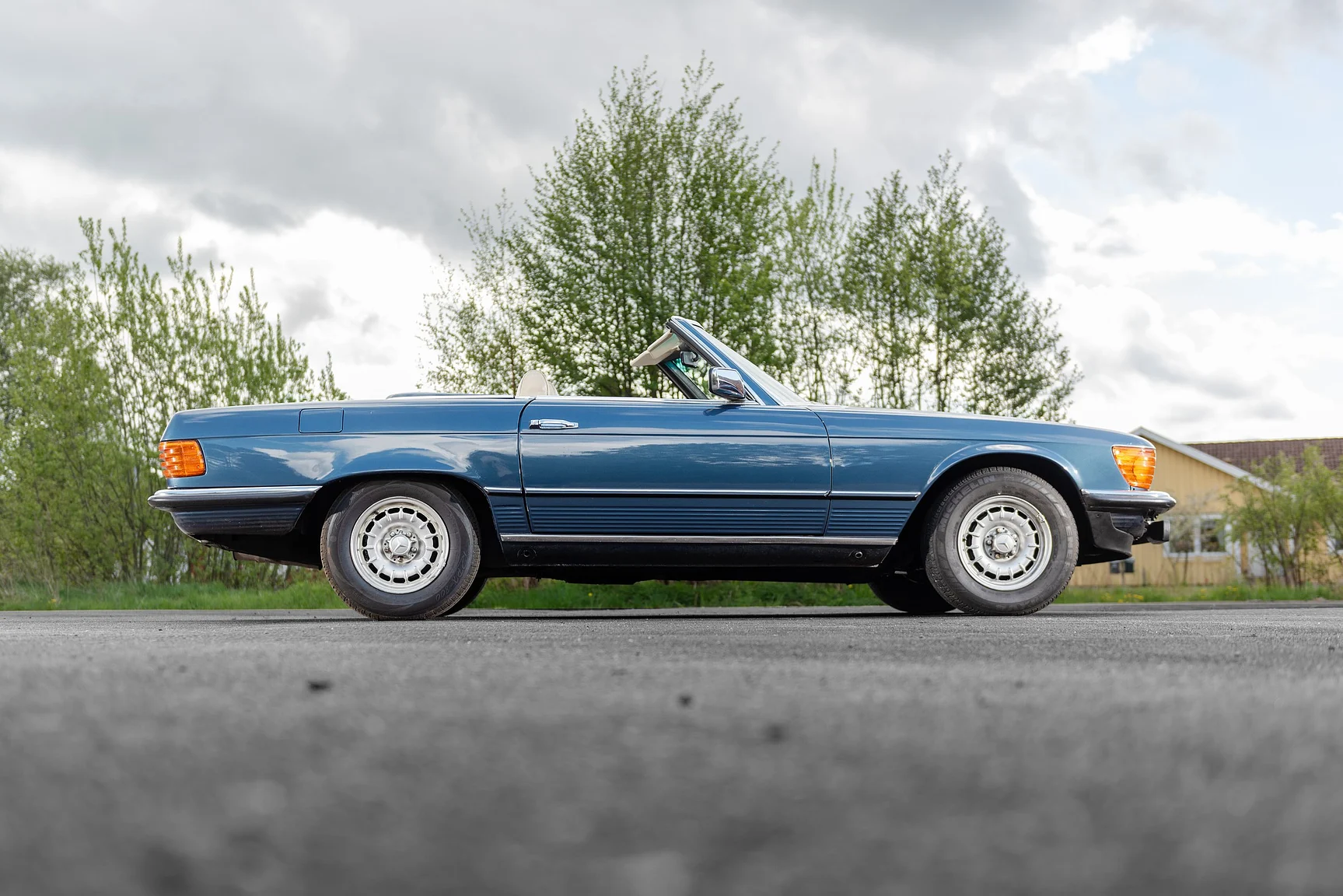 Exteriörbild på 1975 Mercedes Benz 350 SL (5)