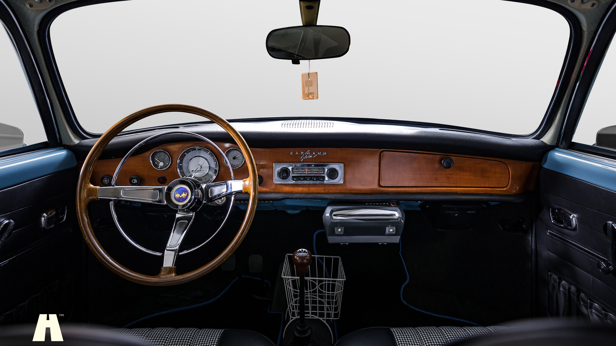 Interior image of 1969 Volkswagen Karmann Ghia (2)