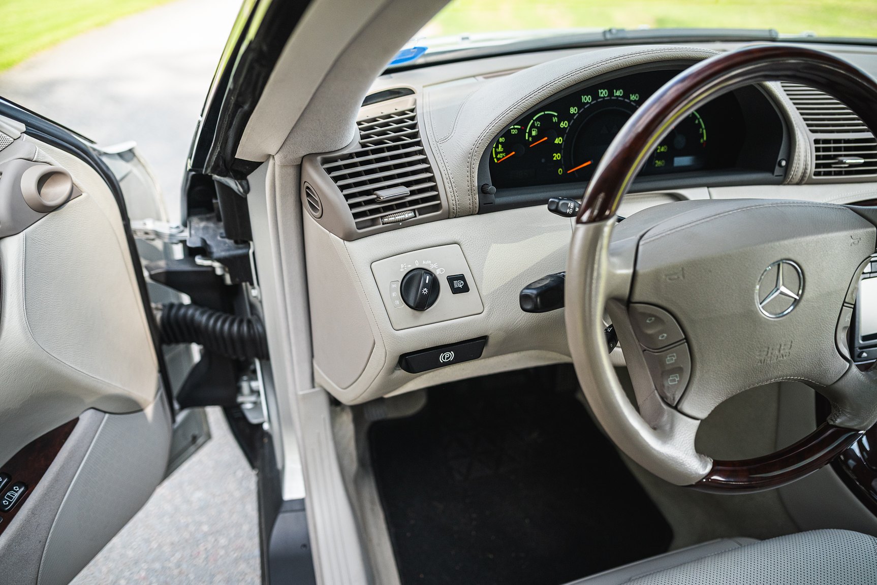 Interior image of 2000 Mercedes-Benz CL 500