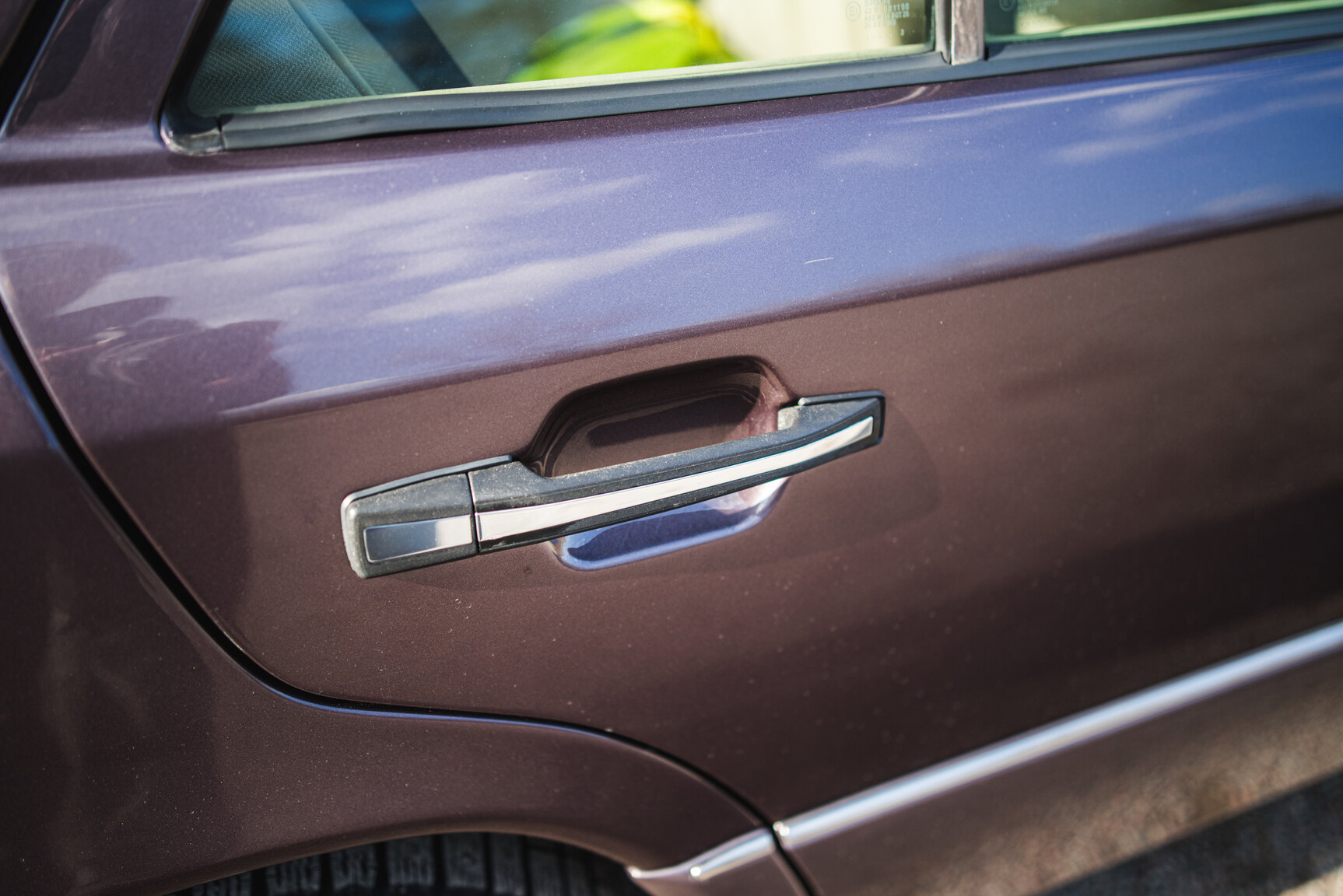 Exterior image of 1993 Mercedes-Benz E 220