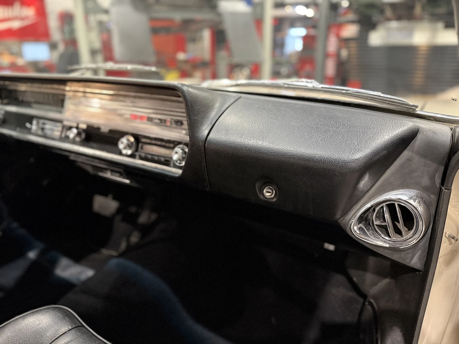 Innenraumfoto von 1964 Oldsmobile Cutlass Convertible (28)