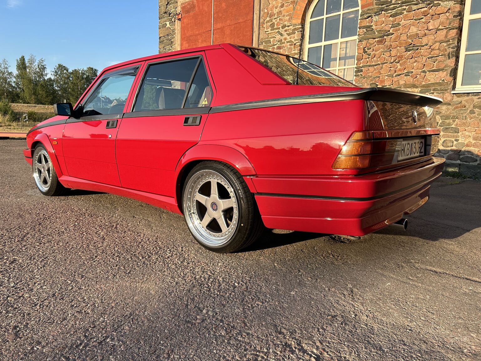 Exteriörbild på 1988 Alfa Romeo 75 (47)