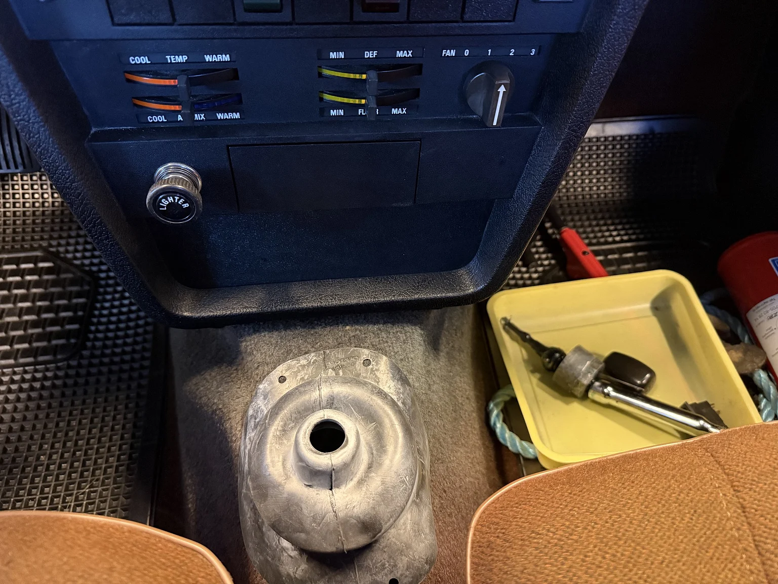 Innenraumfoto von 1973 Volvo 142 2.0 Deluxe (10)