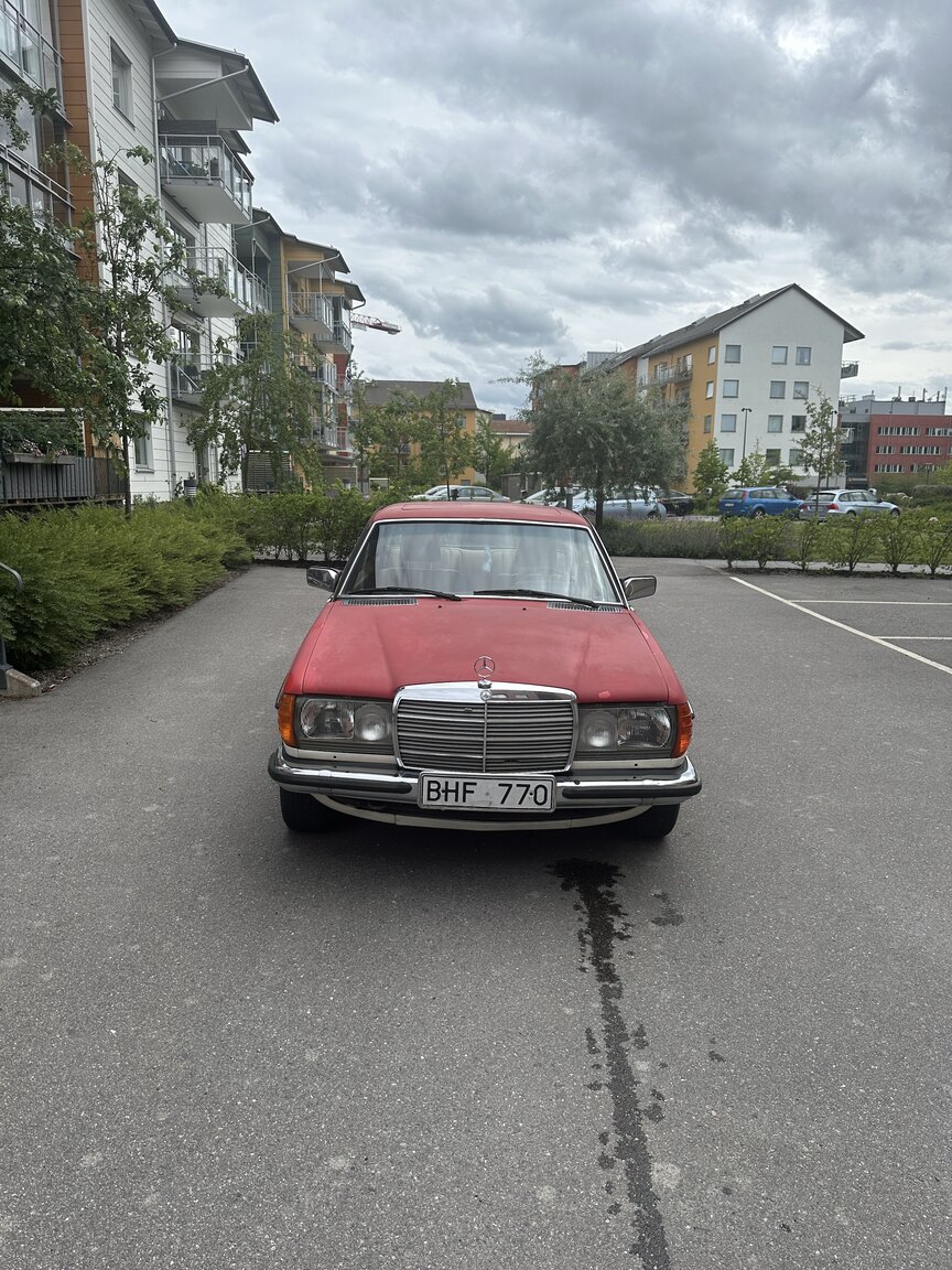 Exterior image of 1977 Mercedes-Benz 280 CE
