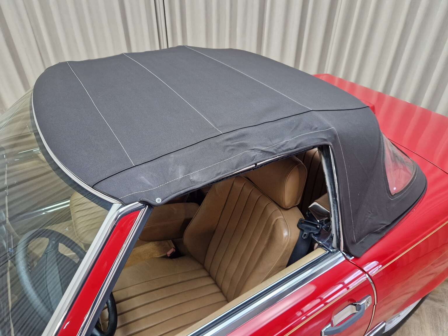 Exteriörbild på Mercedes-Benz 560SL