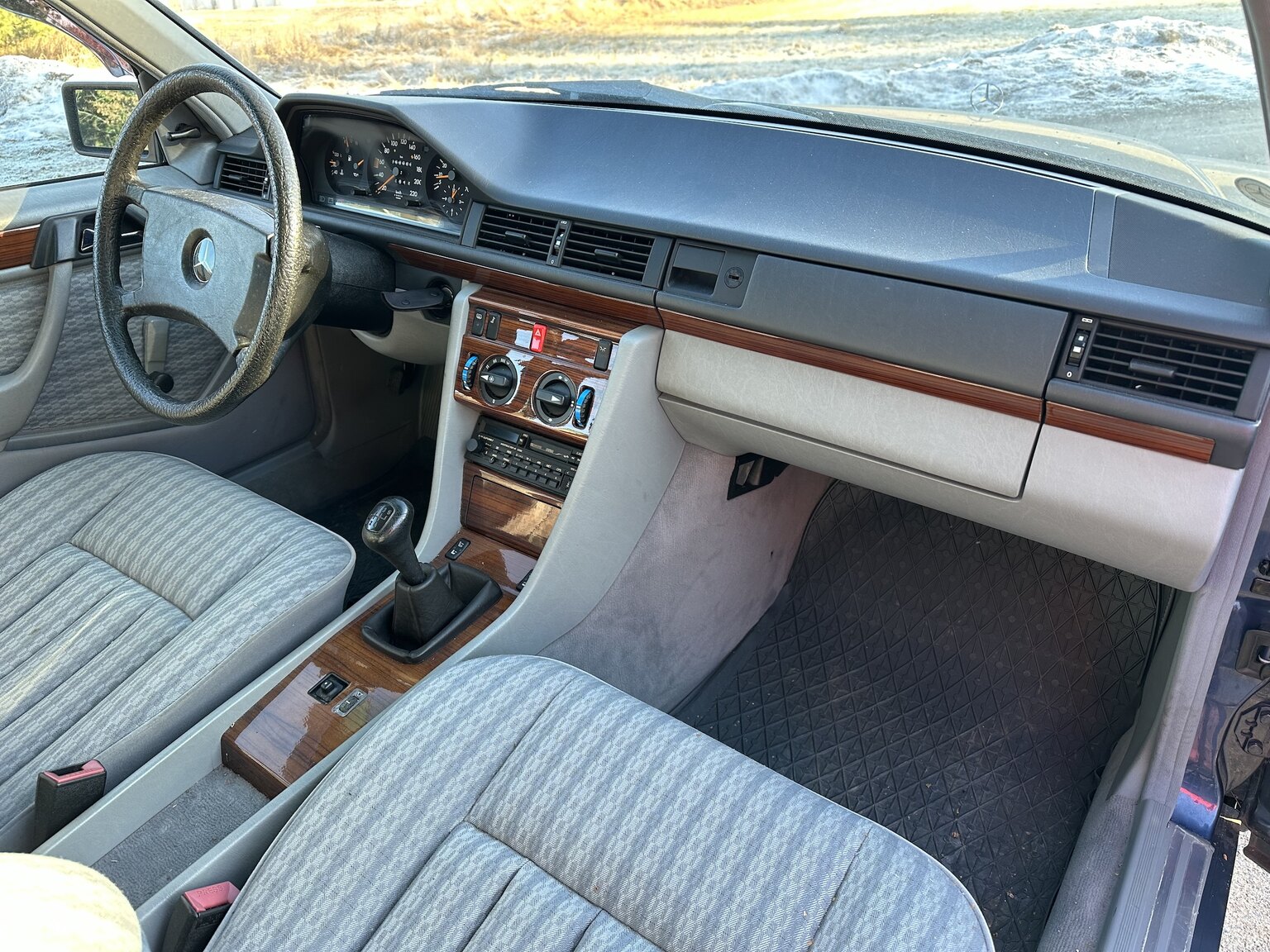 Innenraumfoto von 1991 Mercedes-Benz 230 E 
