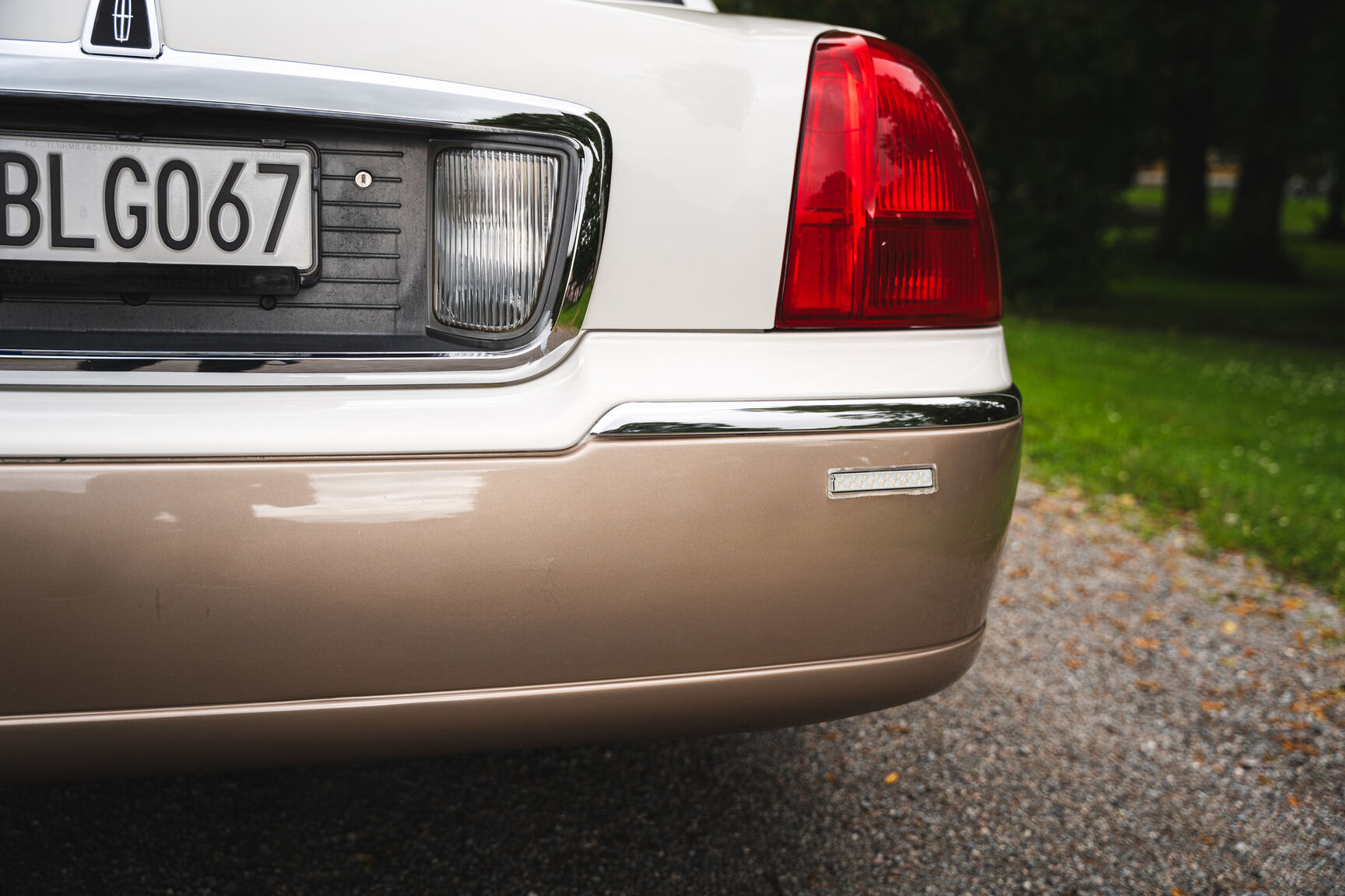 Exterior image of 2003 Lincoln Town Car