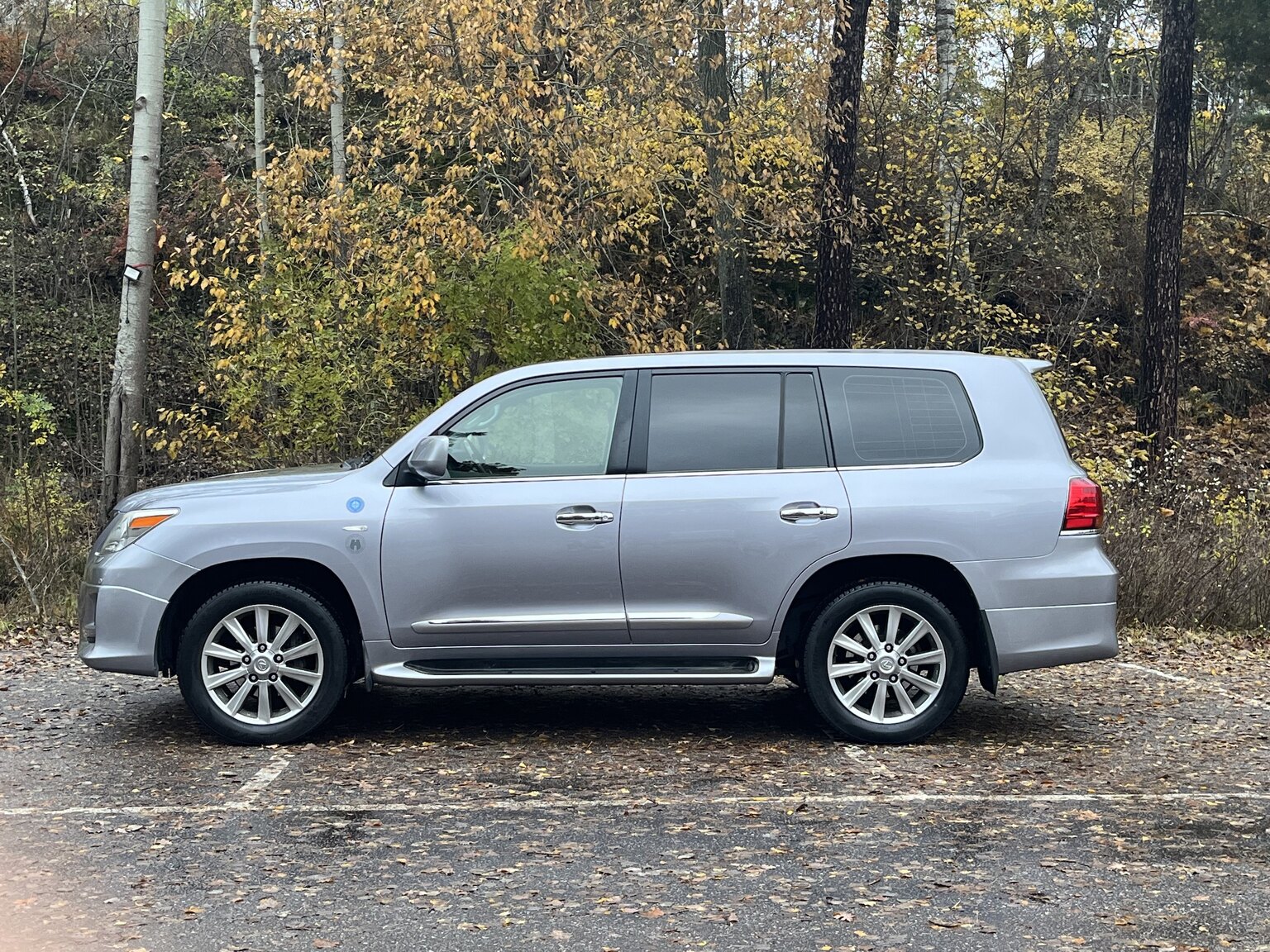Exteriörbild på 2011 Lexus LX570