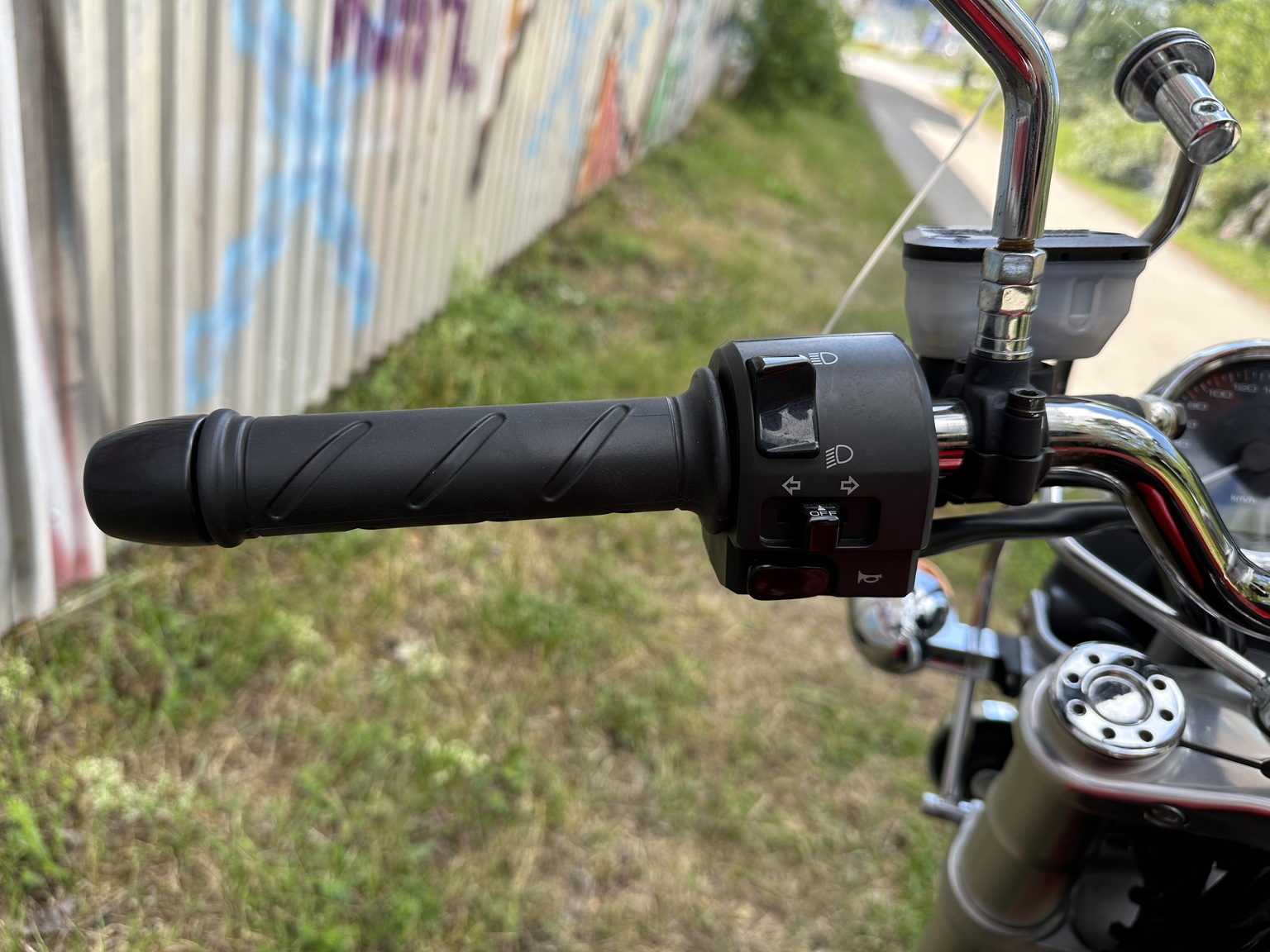 Exterior image of 2006 Ducati 1000 GT (53)