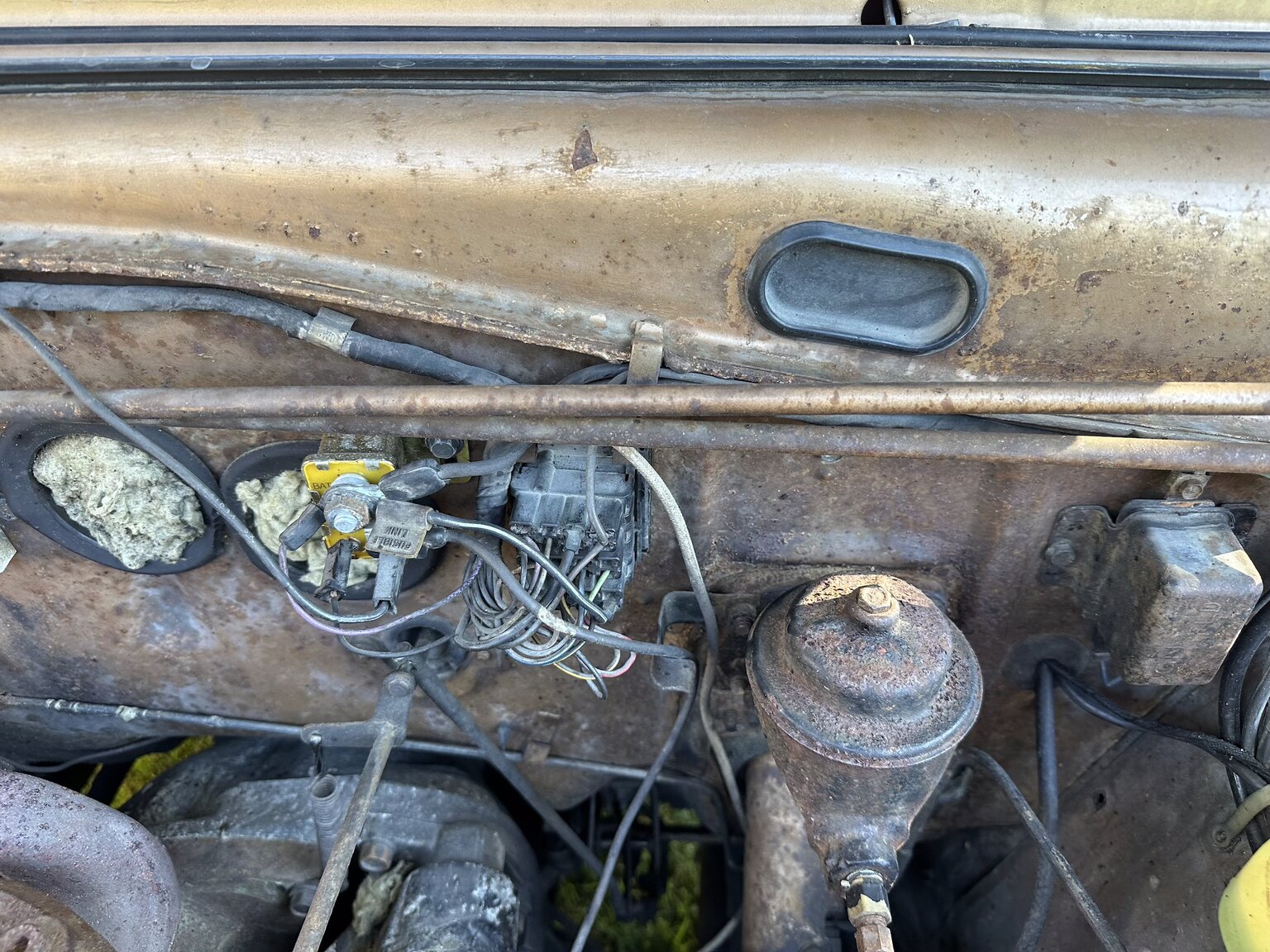 Image of 1966 Plymouth Valiant 100 2-door Sedan mechanics (10)