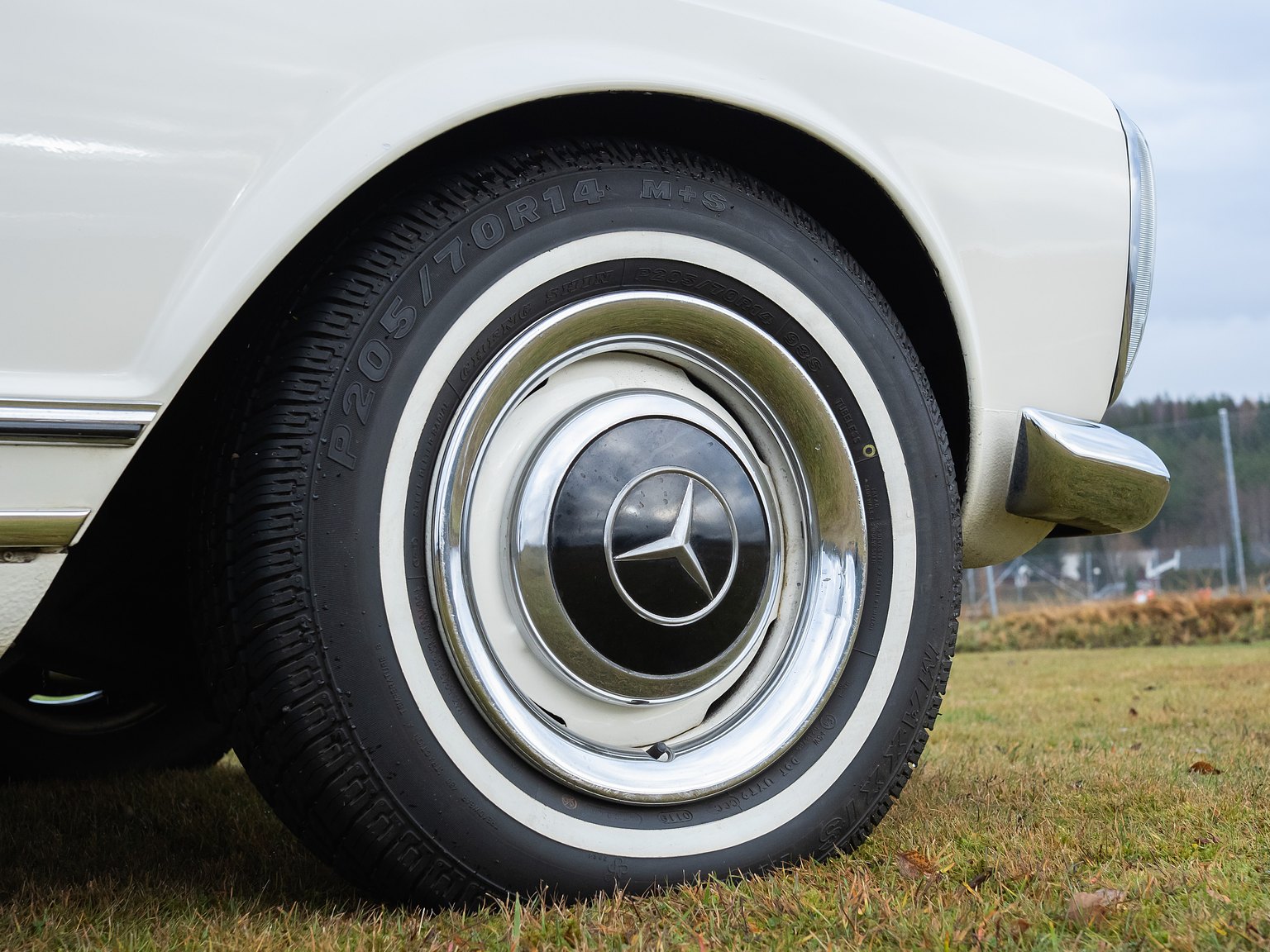 Exterior image of 1966 Mercedes-Benz 230 SL "Pagoda"
