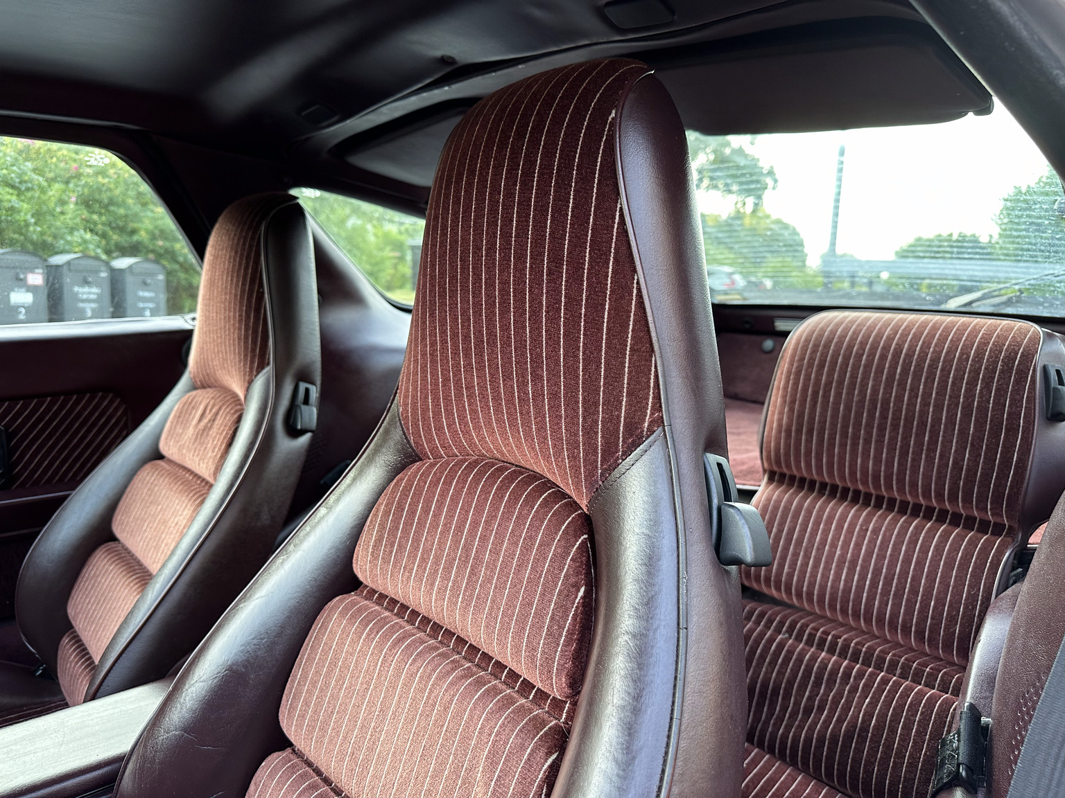 Interior image of 1985 Porsche 928 (11)