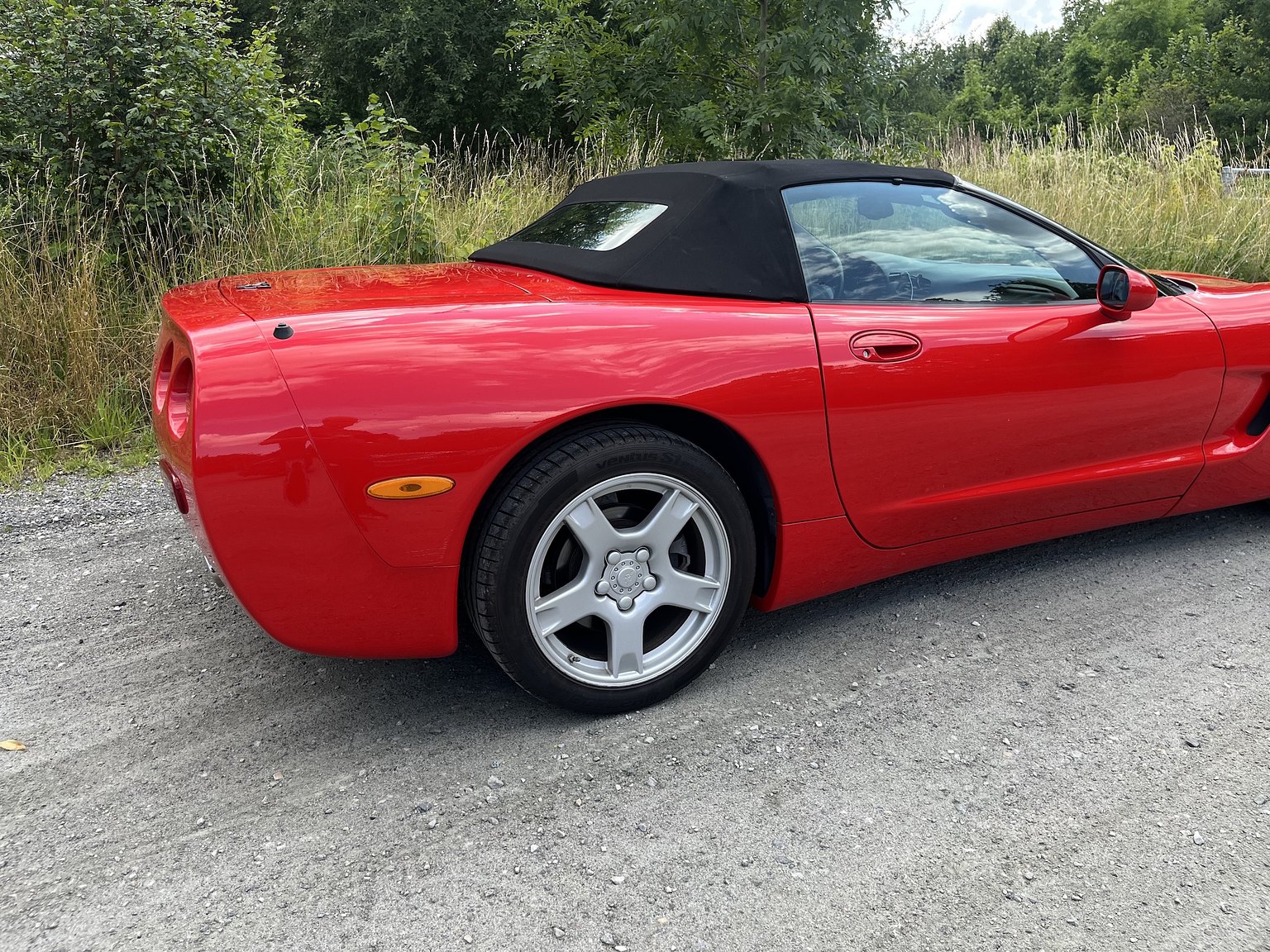 Exterior image of 2000 Chevrolet Corvette Cabriolet