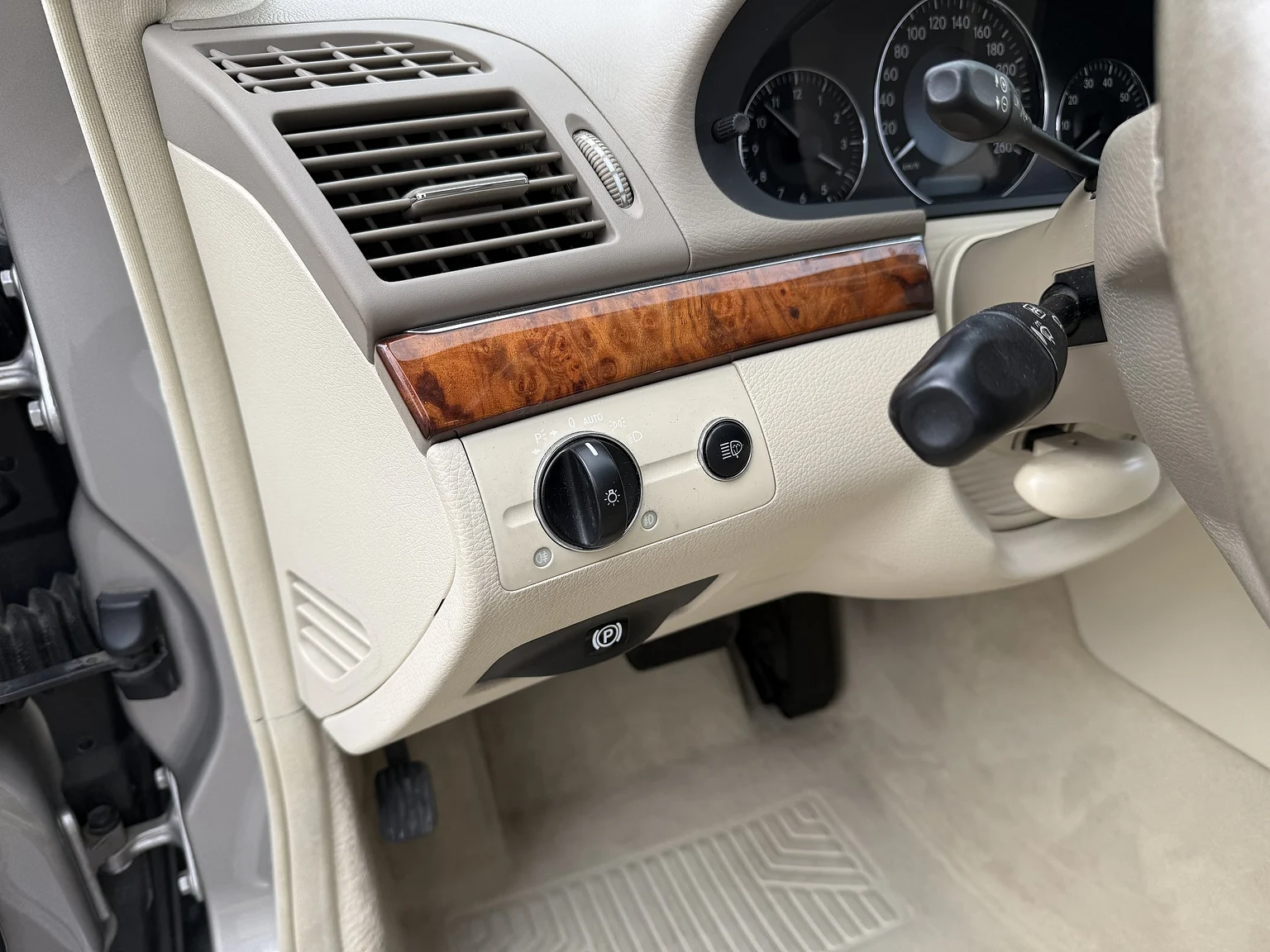 Interior image of 2004 Mercedes-Benz E 500 7G-Tronic (2)