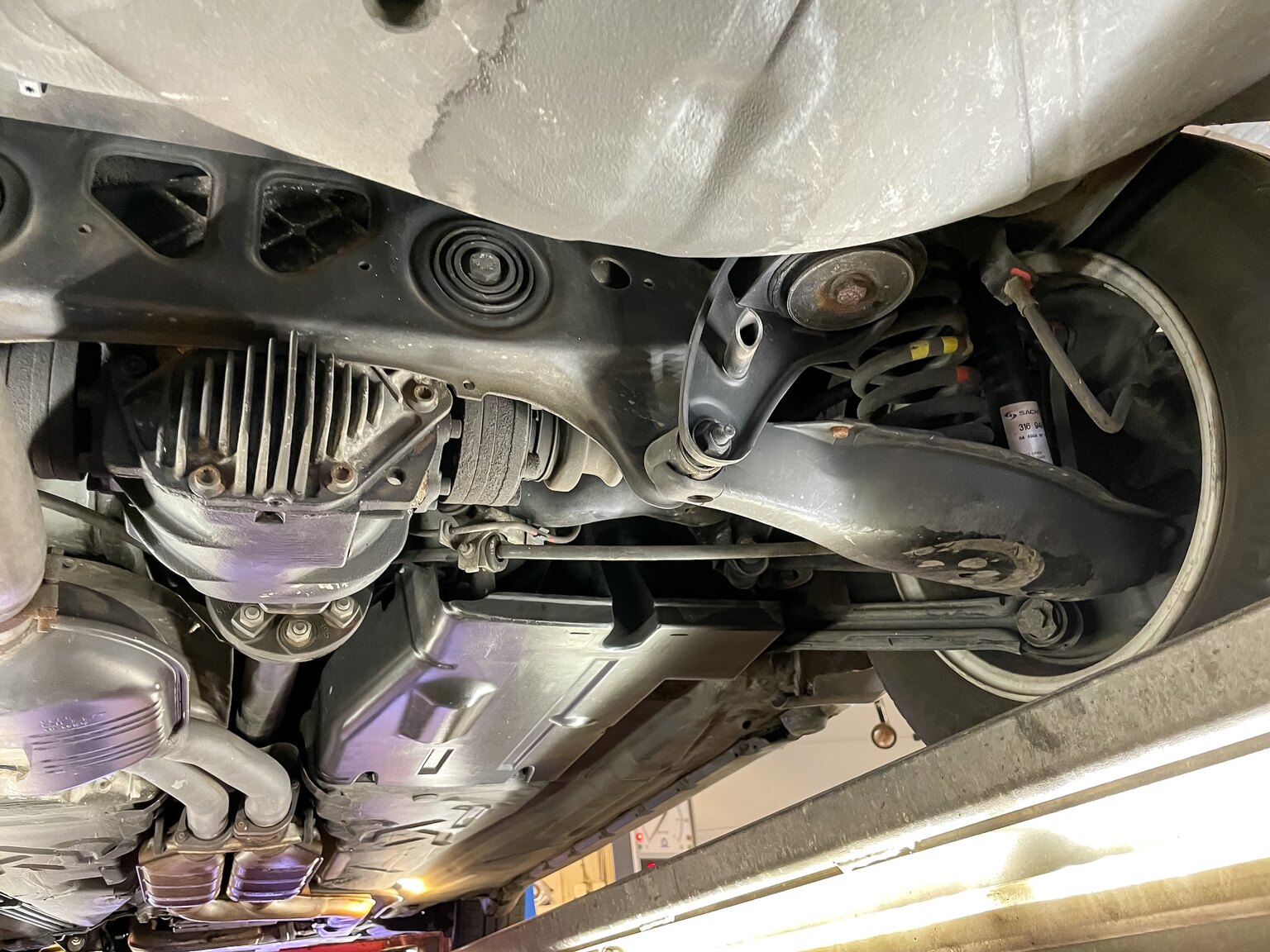 Image of 1993 Mercedes-Benz 400 E mechanics