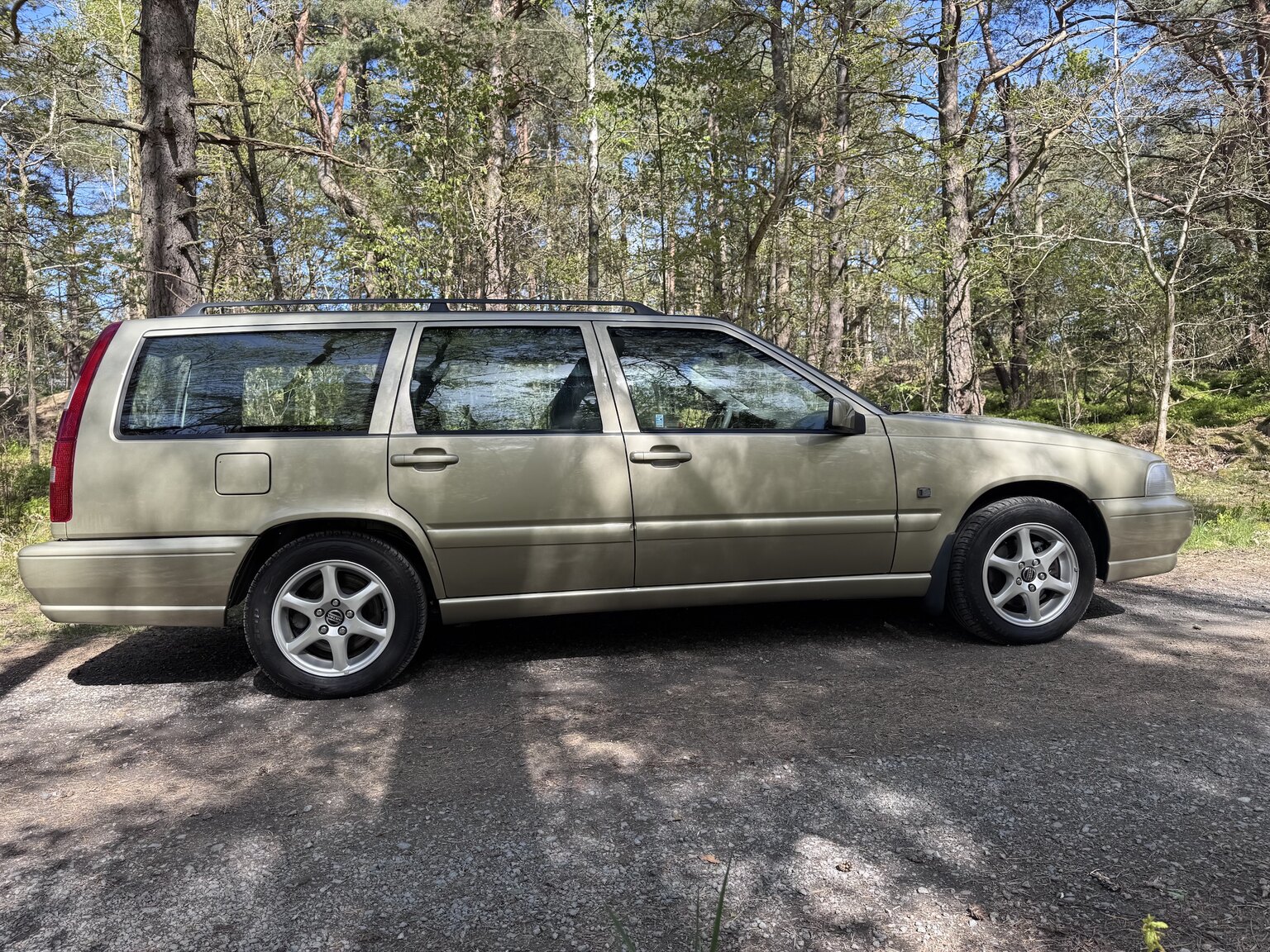 Exterior image of 1999 Volvo V70 2.5