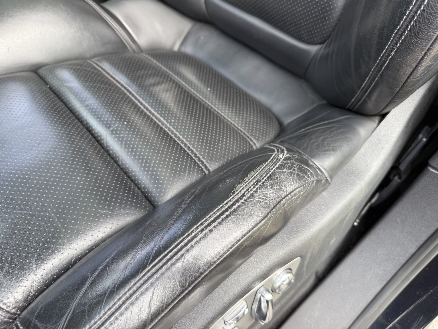 Interior image of 2013 Porsche Cayenne GTS