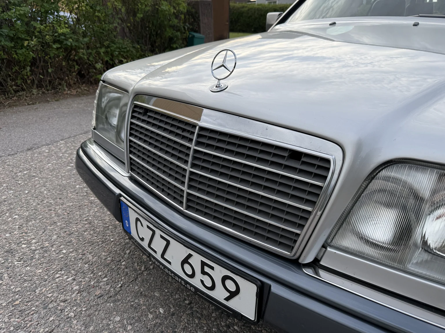 Exterior image of 1994 Mercedes-Benz E 320 T (32)