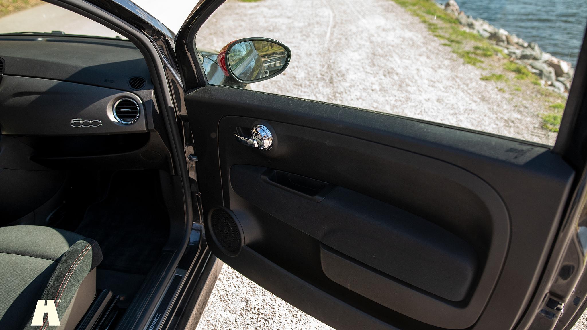 Innenraumfoto von 2016 Abarth 595 Competizione (8)