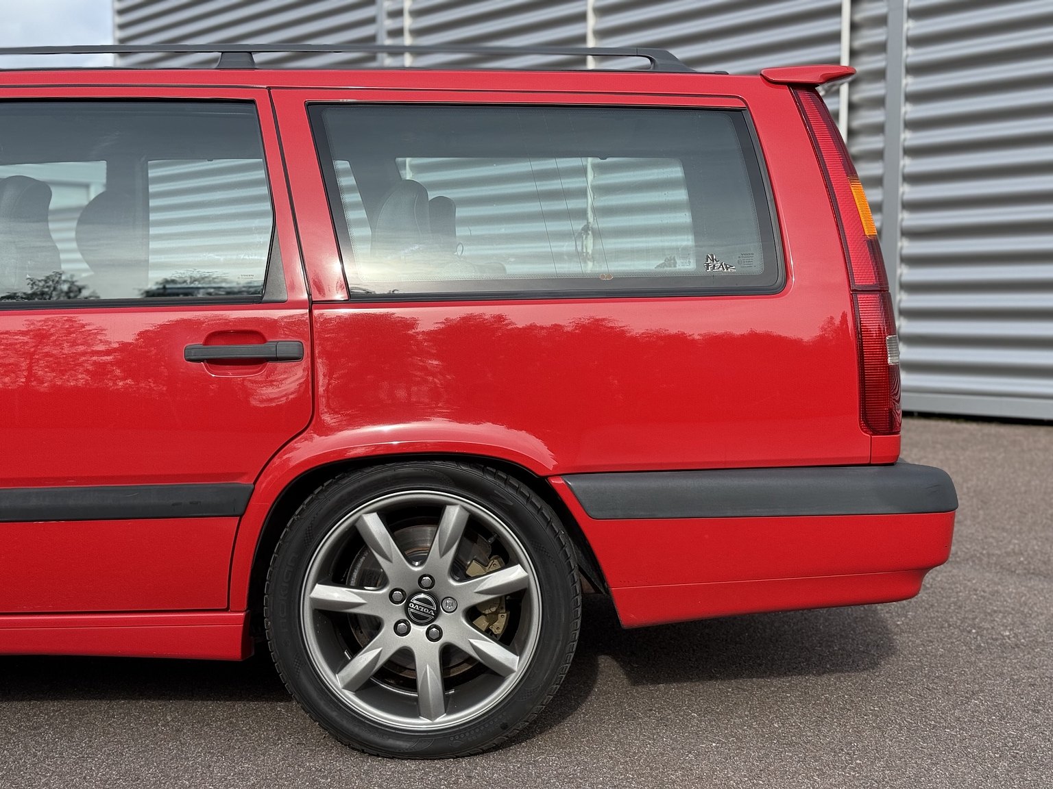 Exterior image of 1997 Volvo 850 R Kombi