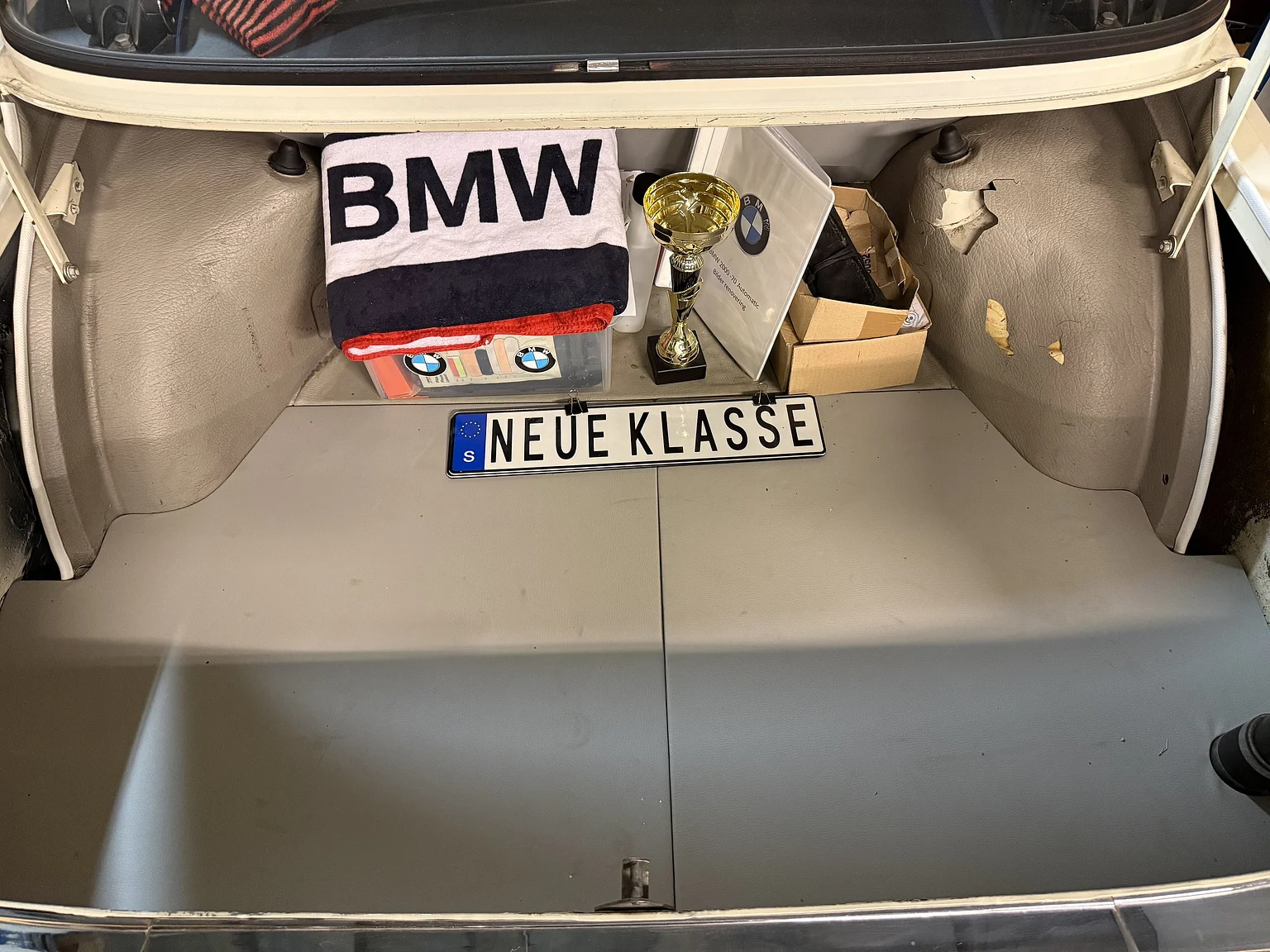 Innenraumfoto von 1970 BMW New Class 4-dörrars Sedan (44)