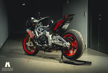 Exteriörbild på 2016 Aprilia Tuono V4 Factory