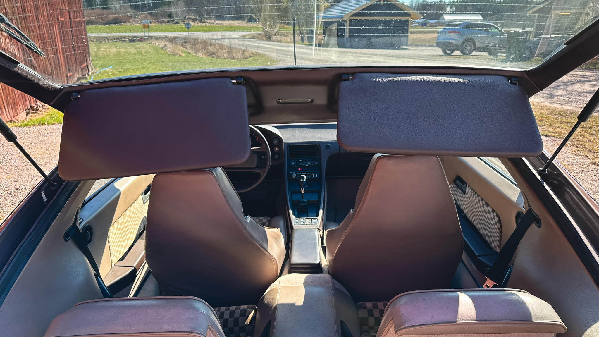 Interior image of 1983 Porsche 928 S (46)