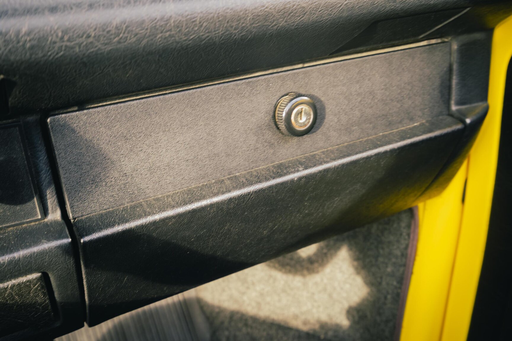 Innenraumfoto von 1973 Volkswagen Bubbla Karmann 1303 LS (10)