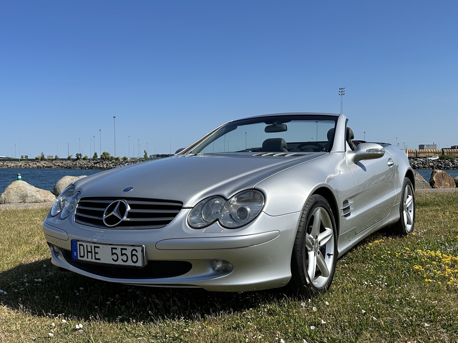 Exterior image of 2002 Mercedes SL 500 (20)