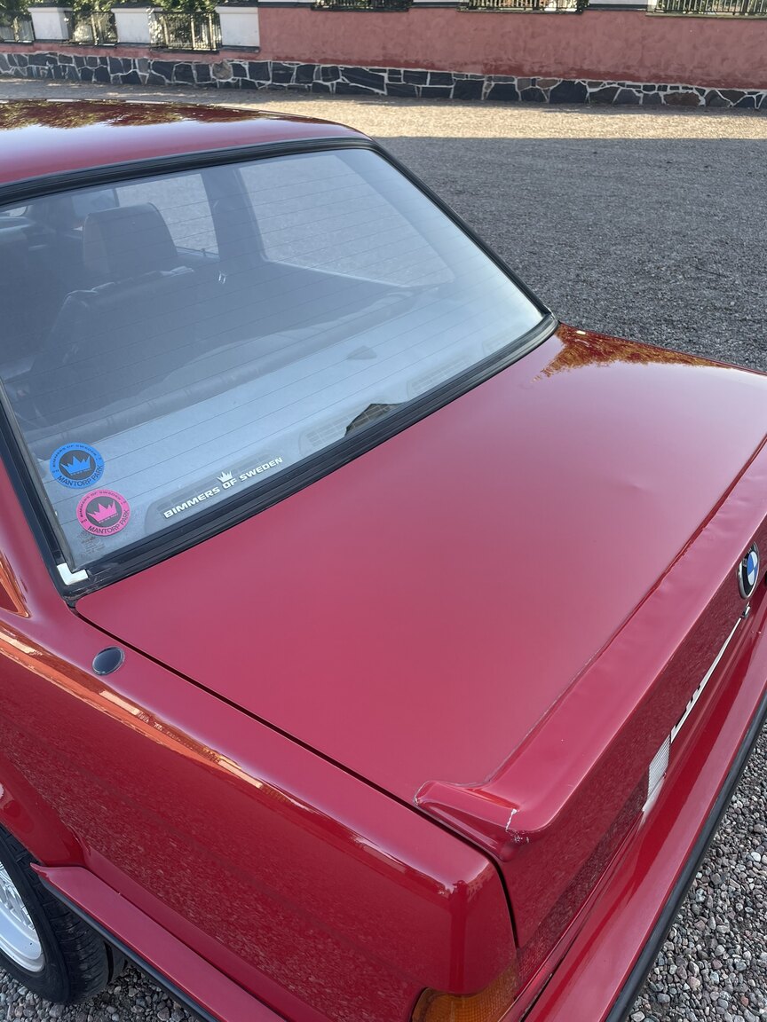 Exterior image of 1987 BMW 320i