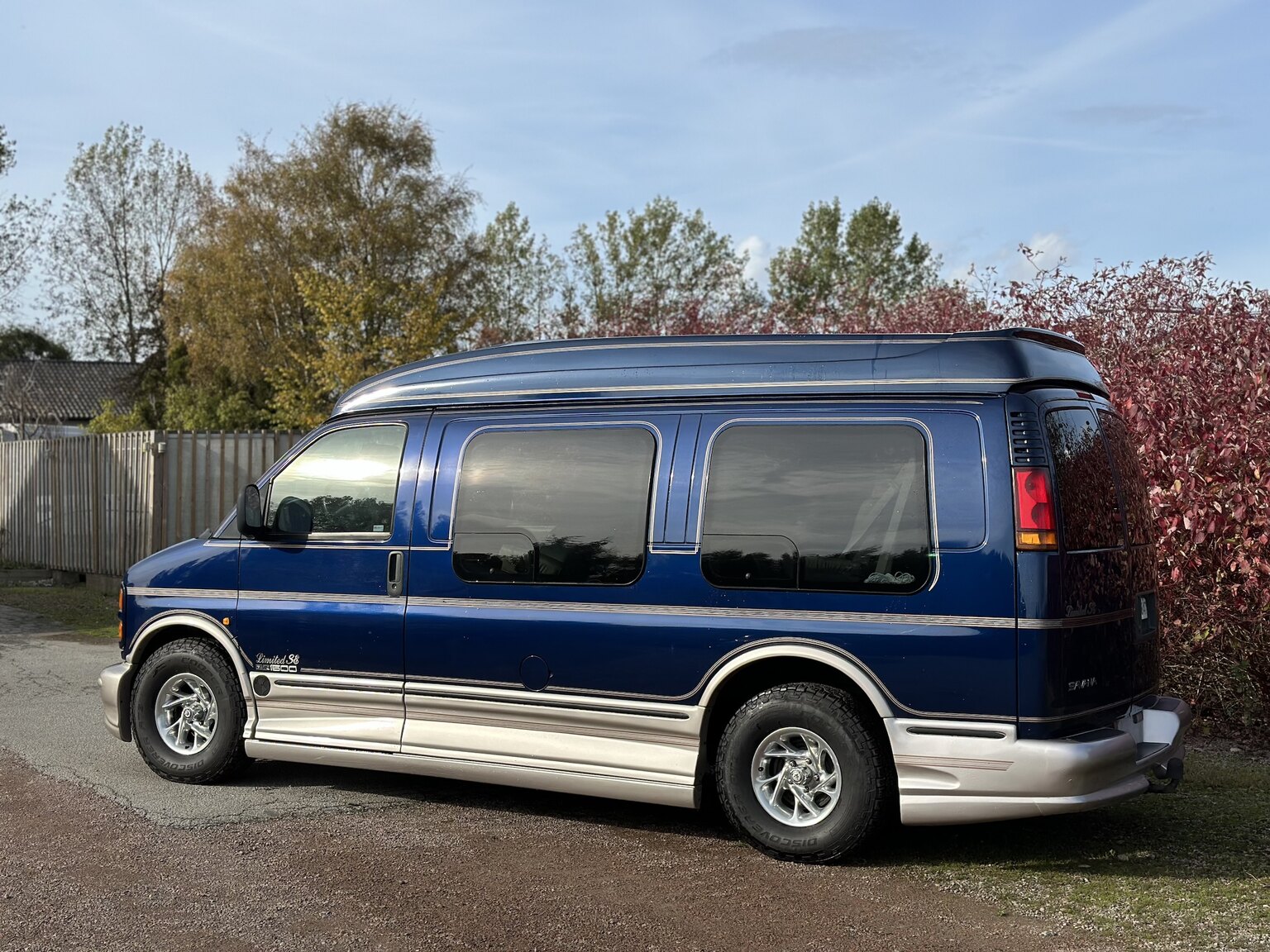 Exteriörbild på 2000 GMC Savana G1500 Conversion Van
